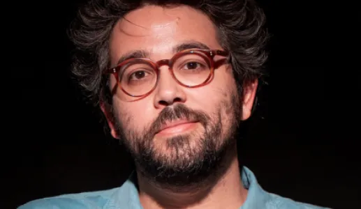 Frederico Batista, autor do livro «Pais Nossos», sobre um fundo preto.