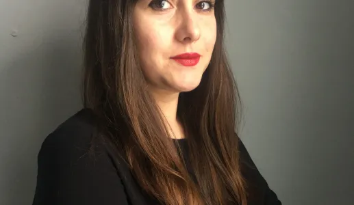 Imagem de uma mulher jovem, a psicóloga Ensaio Ludmila D. Nunes, sob um fundo neutro. D/R.