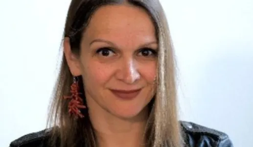 Retrato a cores de Madja Ruge, investigadora sénior no programa do ECFR. Fundo claro.