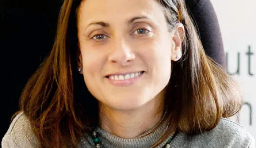 Retrato de Nathalie Tocci, diretora do Instituto Affari Internazionali, sentada numa cadeira.