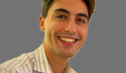 Um homem com 25 anos, de camisa de riscas sob fundo neutro. D/R.