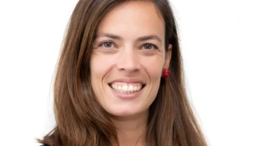 Retrato de Ana Henriques, investigadora do Instituto de Saúde Pública da Universidade do Porto. Fundo branco.