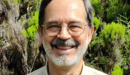 Retrato do biológo Jorge Palmeirim, com vegetação a servir de fundo