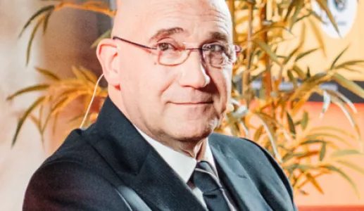 Retrato de Pedro Passos Coelho, antigo primeiro ministro de Portugal, com o Campus de Justiça como fundo.