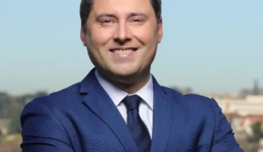 Retrato de Pedro Carvalho da Silva, especialista em comunicação na Faculdade de Economia do Porto, com uma paisagem ao fundo.