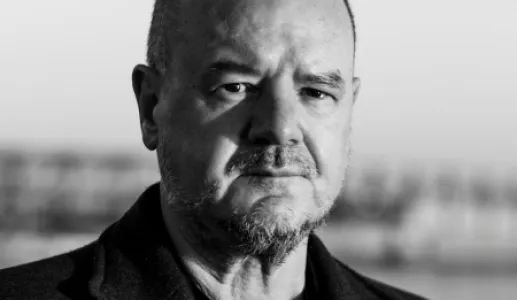 Retrato a preto e branco do escritor, cronista e argumentista Rui Cardoso Martins.