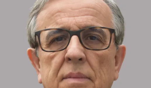 Retrato de Sebastião Feyo de Azevedo,  presidente da Academia de Engenharia, sobre um fundo cinzento.