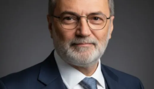 Retrato de Tito de Morais, fundador do projeto «MiudosSegurosNa.Net», sobre um fundo escuro.