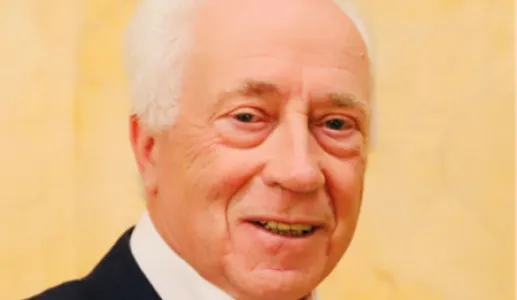 Retrato a cores de Carlos Costa, antigo governador do Banco de Portugal. Fundo amarelo.