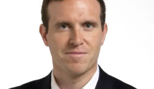 Imagem do jornalista Ed Conway, de fato. Fundo claro.