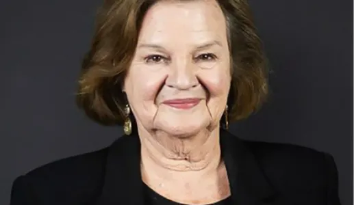 Retrato da jornalista Maria João Avalliez, sobre um fundo preto