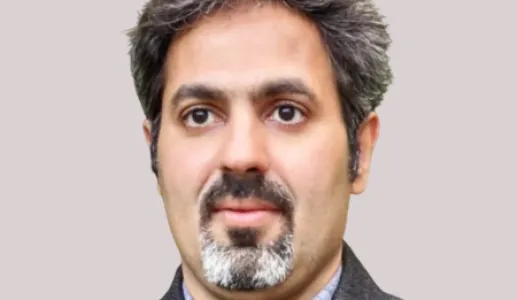 Imagem a cores de um homem, o professor Arsham Reisinezhad, de fato. Fundo claro.