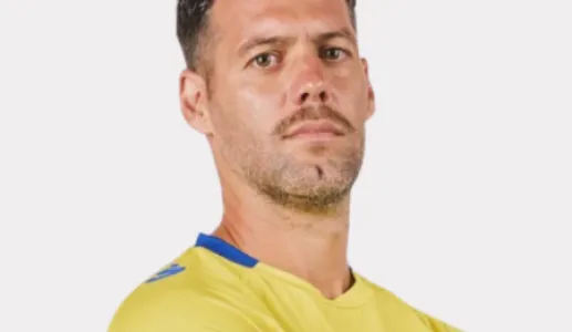 Retrato a cores de um homem, o antigo jogador do Benfica e do Arouca, David Simão.