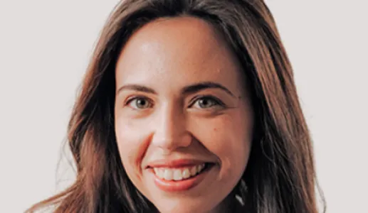 Retrato a cores de Francisca Magano, diretora de Programas e Políticas de Infância na UNICEF. Fundo claro.