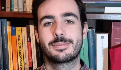 Retrato de um homem, o historiador Francisco Mangas. Fundo: uma estante com livros.