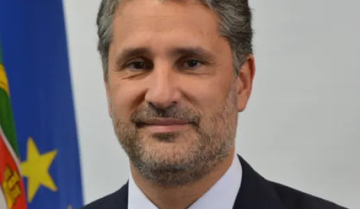 Imagem de um homem, Gabriel Bastos, antigo secretário de Estado da Segurança Social.