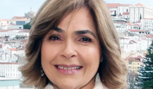 Retrato a cores de Helena Carvalheiro.