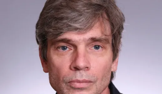 Retrato a cores de um homem, Richard Youngs, vestido com uma camisa preta.