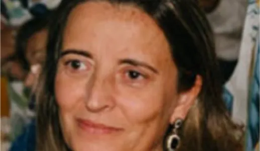 Retrato a cores de uma mulher, de cabelo castanho.