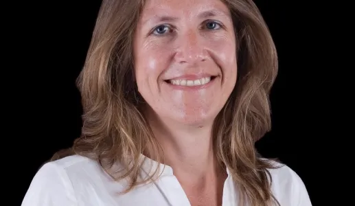 Imagem de uma mulher, a investigadora Patrícia Daehnhardt, sob fundo neutro. D/R