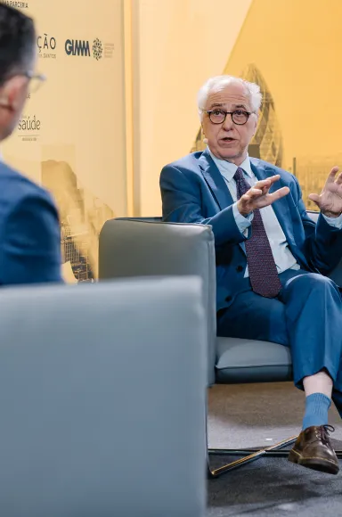 Alfonso Martínez Arias sentado, à conversa, com o jornalista Pedro Pinto em Lisboa, no Salão Nobre da Reitoria da Universidade de Lisboa