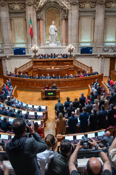 Imagem do interior da Assembleia da República, com vários ministros e grupos parlamentares. Créditos: shutterstock