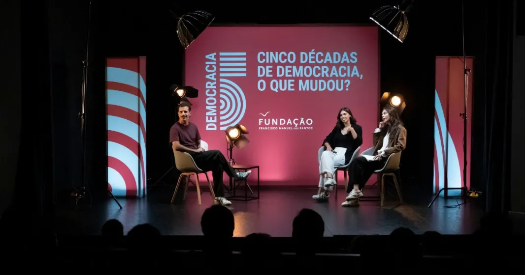 Imagem do debate «E Depois da Revolução: Democracia e Igualdade de Género», com Guilherme Geirinhas, Maria Castello Branco e Mariana Esteves
