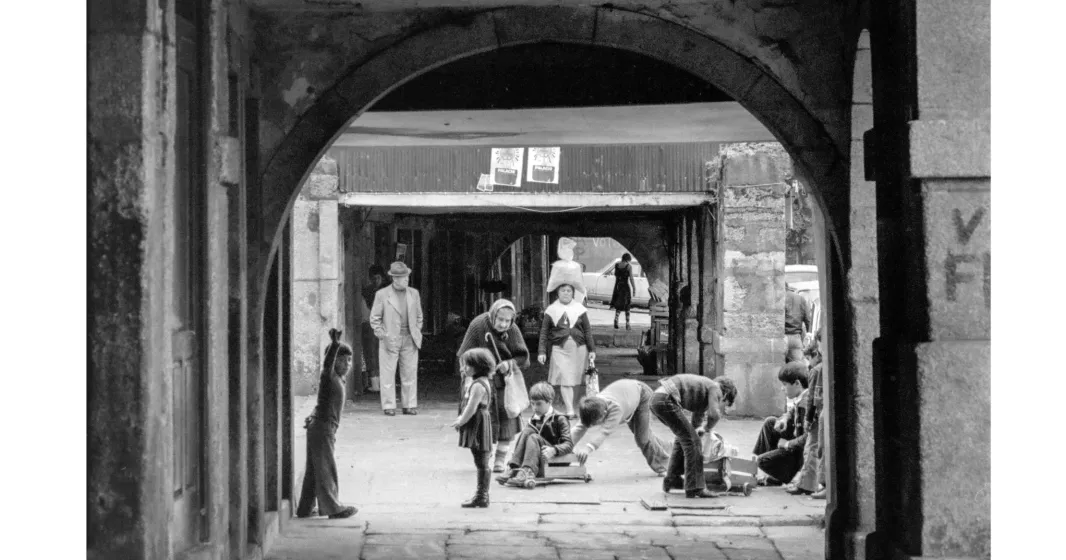 Imagem da vida na cidade do Porto sob os arcos dos edifícios, 1984. Crédito: Nuno Félix da Costa.