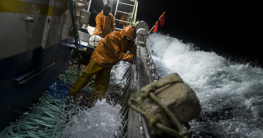 Imagem de dois pescadores indonésios a pescar durante a noite. Crédito: Daniel Rodrigues