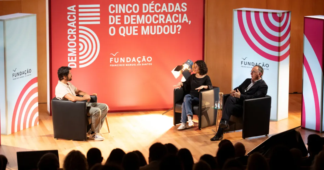 Imagem de Tomás Magalhães, Alda Azevedo e Pedro Góis durante o debate «E depois da revolução: população e famílias»