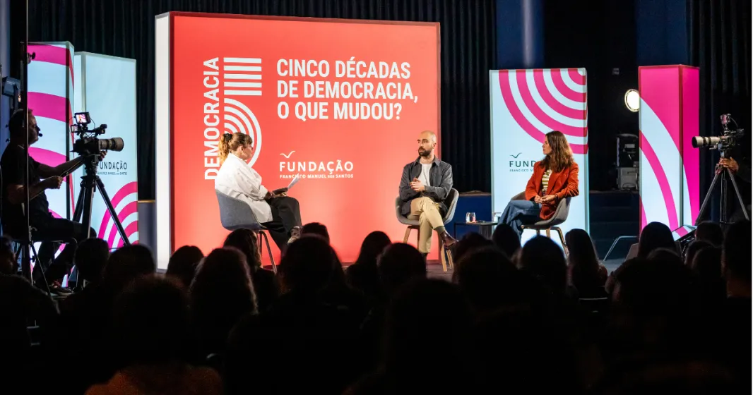 Imagem de Capicua, Margarida Graça Santos e José Pedro Sousa durante o debate «E depois da revolução: saúde e economia»