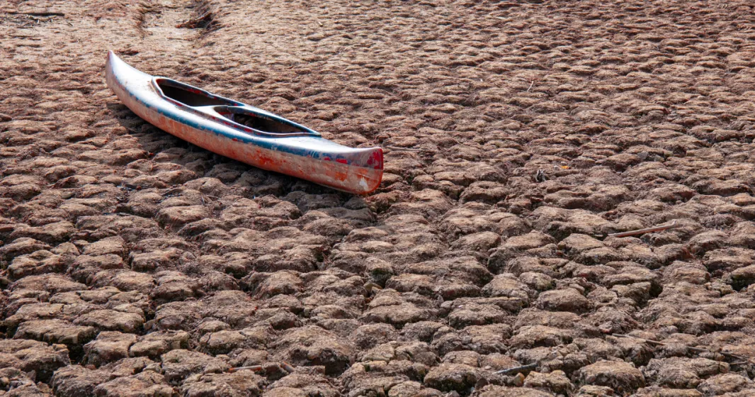 Imagem de uma canoa numa barragem seca, que ilustra o impacto da seca atual na barragem de Sau, na Catalunha. Créditos: shutterstock