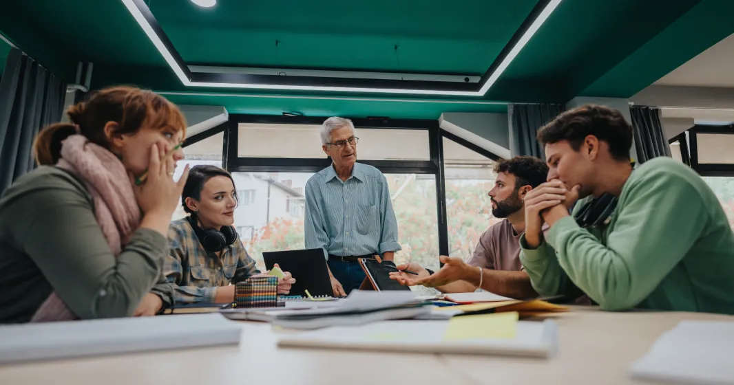 Imagem de estudantes do secundário com o seu professor. Crédito: Shutterstock.