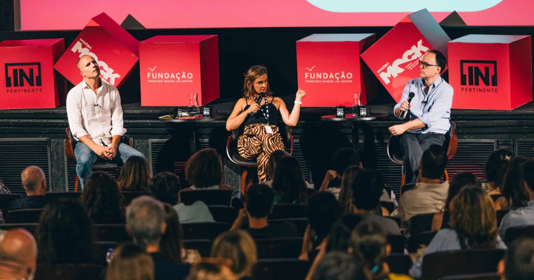 Imagem de Ricardo Araújo Pereira, Mariana Cabral e João Pereira Coutinho durante a sessão «Olha aí que isso alieja» no Worten Mock Fest