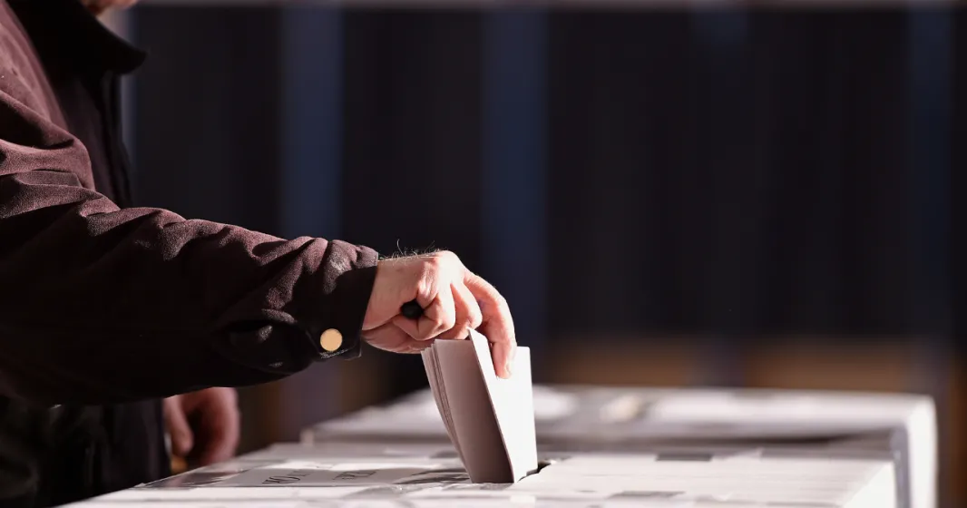 Imagem de um senhor a colocar o voto numa urna