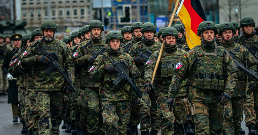 Imagem de soldados alemães, durante uma parad militar. Crédito: Shutterstock