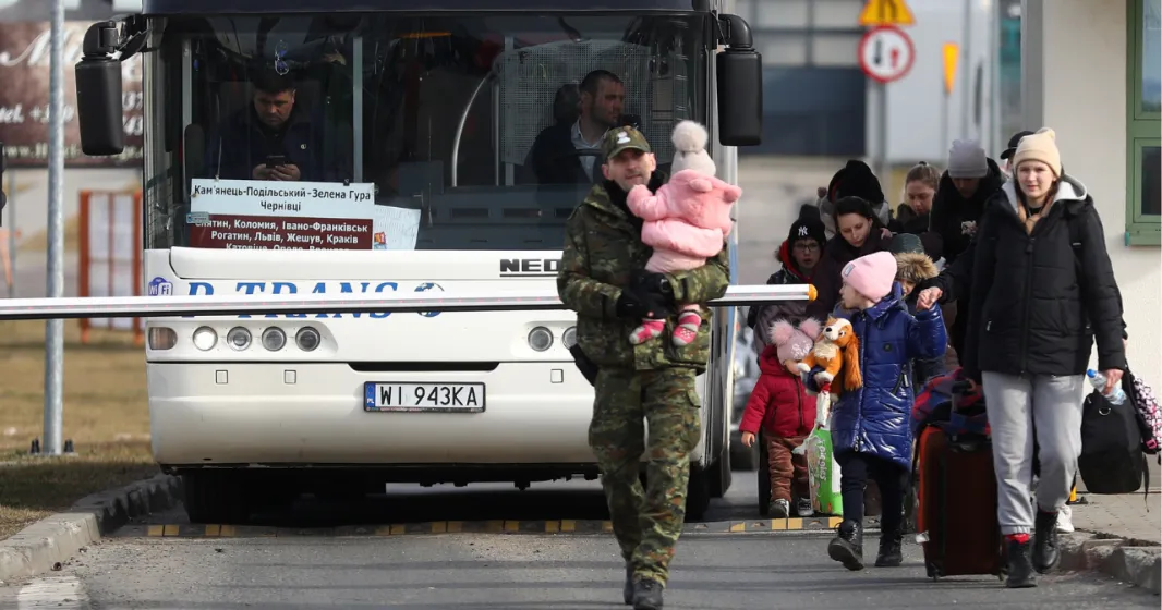 Imagem de um grupo de refugiados ucranianos, a maioria mulheres com crianças, a cruzar a fronteira com a Polónia. Crédito: Shutterstock
