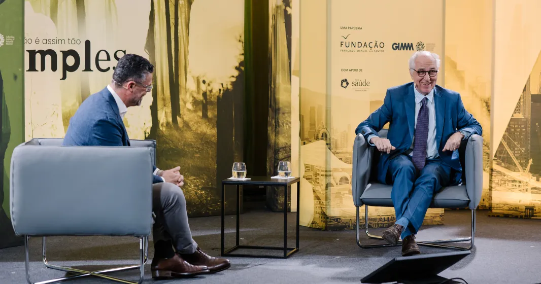 Imagem do jornalista Pedro Pinto e do biólogo Alfonso Martínez Arias durante a entrevista «Genética não é assim tão simples»