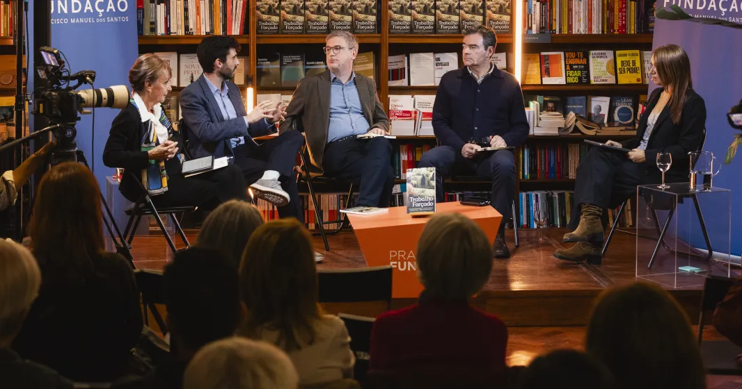 Imagem da Praça da Fundação «Trabalho Forçado: das economias de plantação às cadeias de valor modernas»