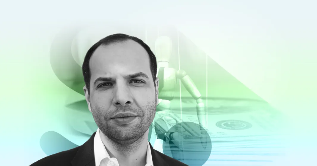 Retrato a preto e branco do politólogo Ricardo Soares de Oliveira sobre um fundo azul e verde com uma marioneta e o logotipo "S.".