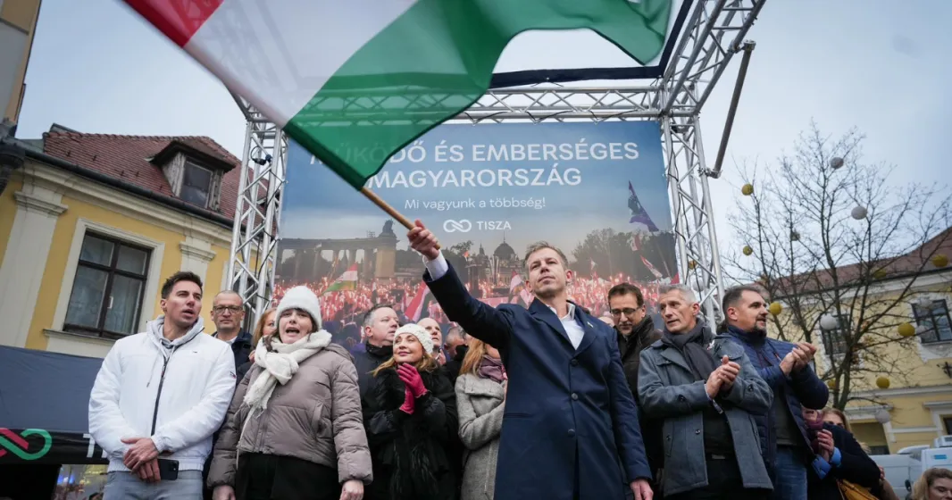 Fotografia de um homem, o político Péter Magyar, empunhando a bandeira da Hungria, num comício. Crédito: Péter Magyar (Página oficial do Facebook)