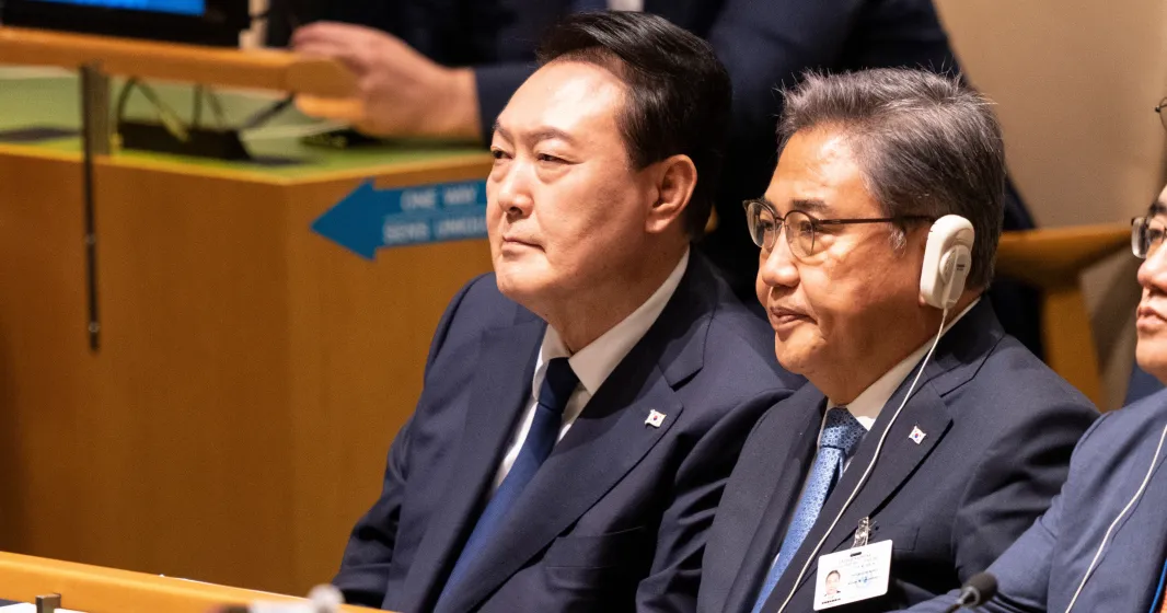 O antigo presidente da Coreia do Sul, Yoon Suk Yeol, a assistir a uma conferência.
