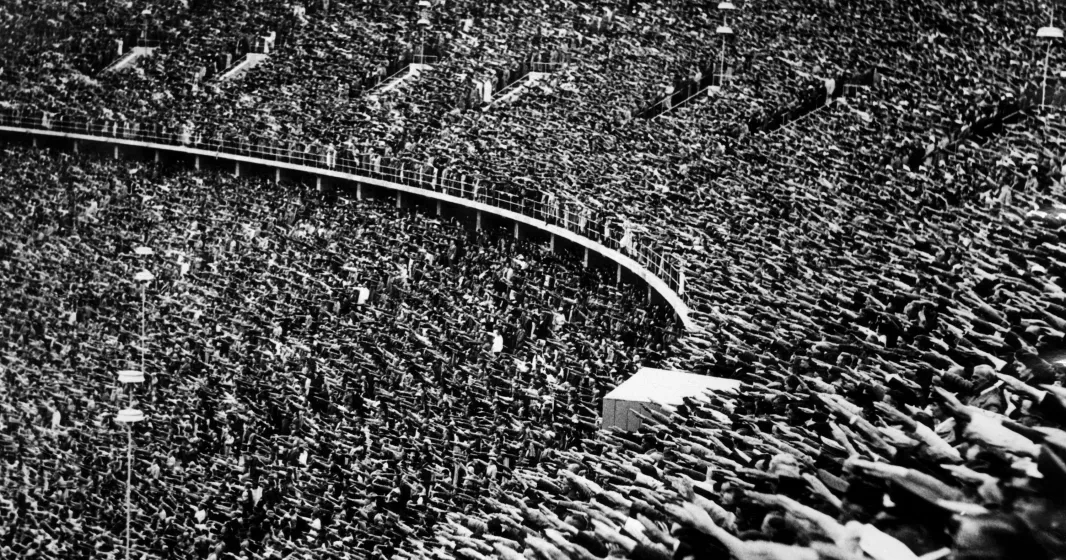Um estádio cheio a fazer saudação nazi à chegada de Hitler aos jogos olímpicos