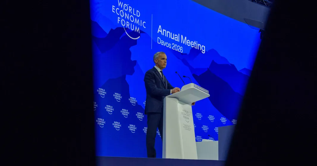 O primeiro-ministro canadiano Mark Carney a discursar, num púlpito, no Fórum Económico Mundial, em Davos.