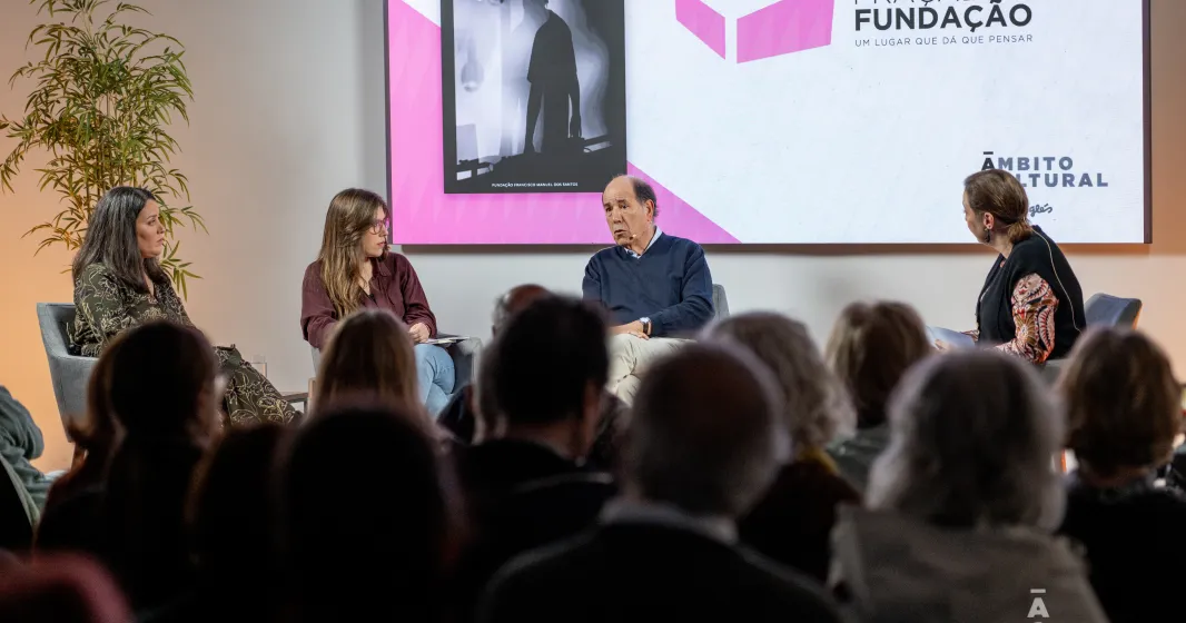Quatro pessoas sentadas em palco a debater. Ao fundo, uma tela com a capa do livro da Fundação «Aquilo que Vi no Escuro, Histórias sobre a psicose».