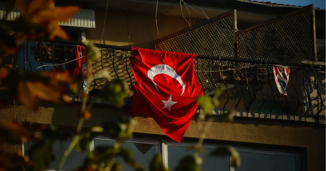Uma bandeira da Turquia pendurada numa varanda.