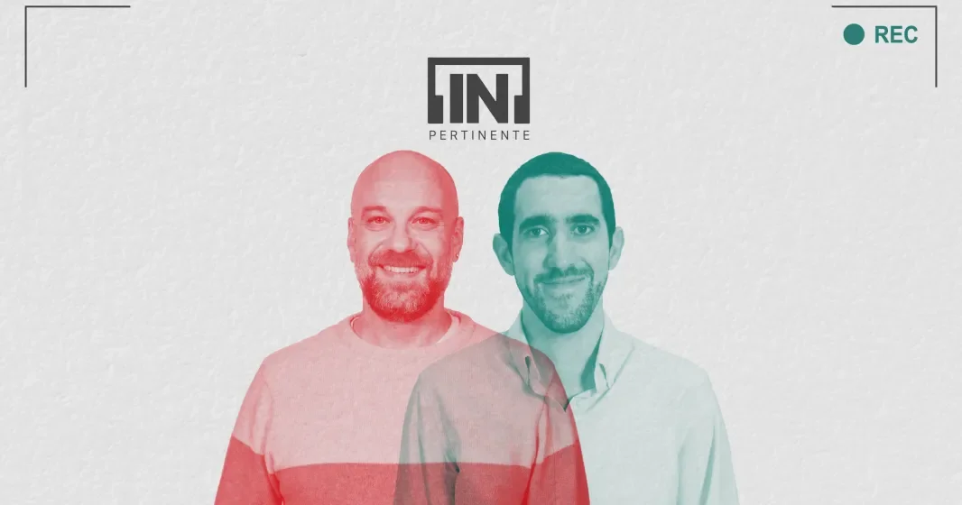 Hugo van der Ding ao lado de Bernardo Caldas. Ambos sorridentes. Ao centro, o logotipo [IN]Pertinente