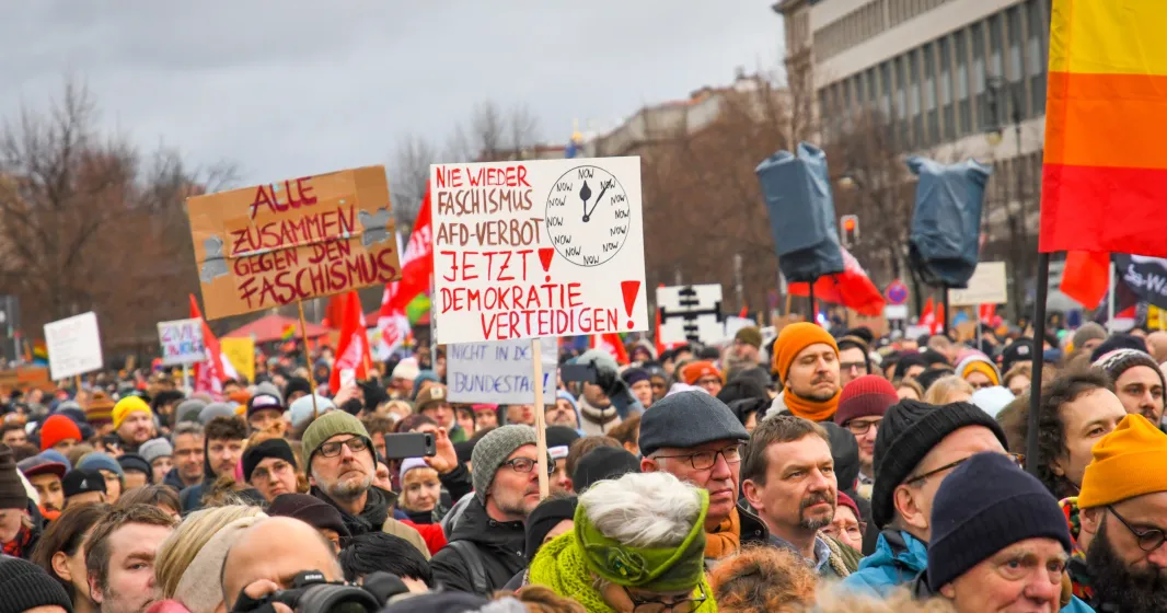 Imagem de uma manifestação contra o fascismo na Alemanha, que reuniu milhares de pessoas em fevereiro de 2025. Crédito: Shutterstock