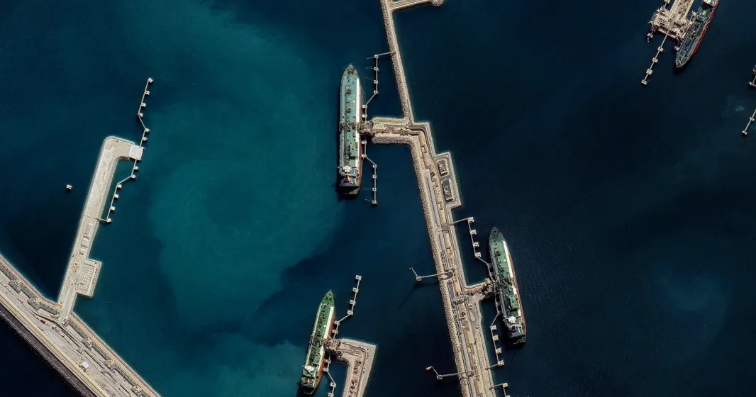 Imagem aérea de barcos e água, no porto de carga de Doha, Qatar.