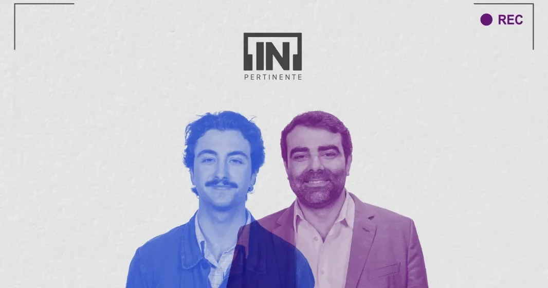 O humorista Manel Rosa ao lado do economista João Duarte. Ao centro o logo "[IN]Pertinente".